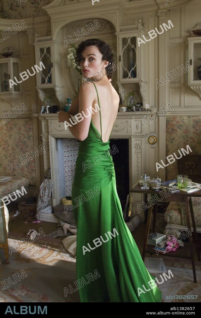 KEIRA KNIGHTLEY en EXPIACION: MAS ALLA DE LA PASION, 2007 (ATONEMENT), dirigida por JOE WRIGHT. Copyright WORKING TITLE FILMS.