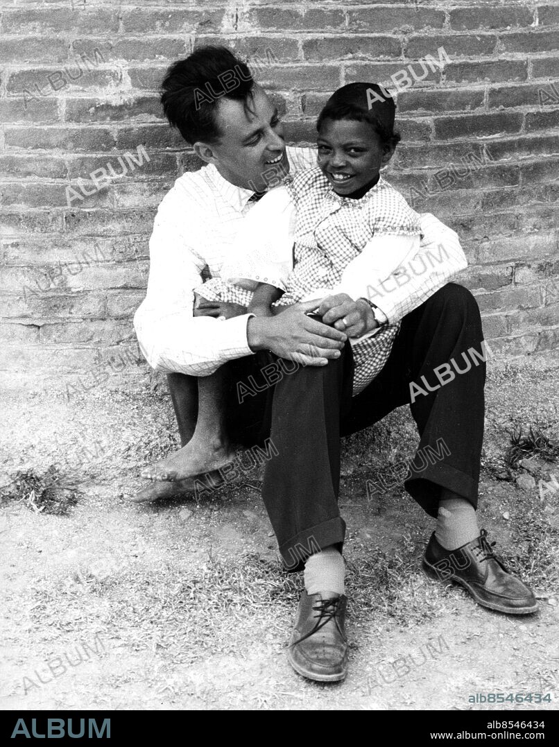 MALMÖ 1962.. Bertil Rubin (1922-1998), fotograf med socialt engagemang bl.a. i Rädda barnen, startade Skånereportage i Malmö. Här med ett barn från spetälskekolonin i Etiopien. Foto: Skånereportage / IBL Bildbyrå / TT / Kod: 36100.