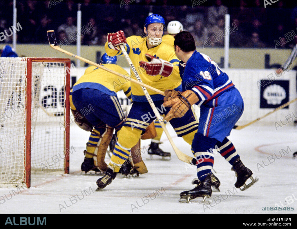 STOCKHOLM 1969 MARS. Tre Kronors Leif "Blixten" Henriksson fredar det svenska målet i ett av de två mötena mellan Sverige och Tjeckoslovakien i ishockey-VM i Stockholm i mars 1969.. Foto: Leif Engberg / DN / TT / Kod; 15. **SvD OUT**.