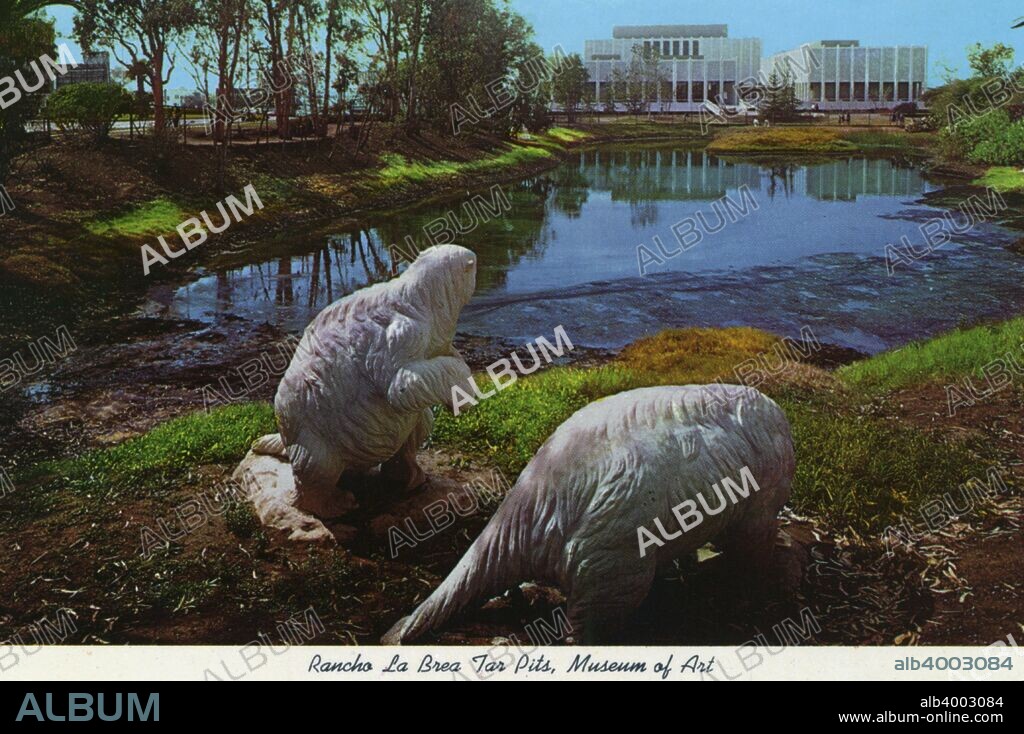 Rancho La Brea Tar Pits, Hancock Park, Los Angeles, California, USA, 1970. Vintage postcard showing the Rancho La Brea Tar Pits with the Los Angeles County Museum of Art in the background.
