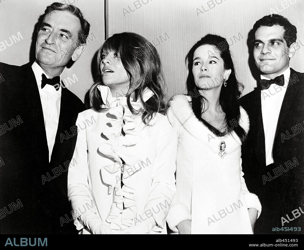 DAVID LEAN, GERALDINE CHAPLIN, JULIE CHRISTIE and OMAR SHARIF in DOCTOR ZHIVAGO, 1965, directed by DAVID LEAN. Copyright CARLO PONTI/MGM. David Lean, Julie Christie, Geraldine Chaplin and  Omar Sharif celebrating the opening of Doctor Zhivago, on December 22 in New York.