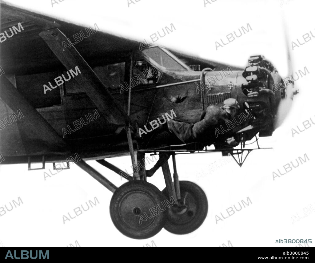 Kenneth Hunter lying down out on the cat-walk; gets his head awfully close to the propeller while brother John pilots the plane. Starting in airshows and barnstorming during the 1920s, wing walking is the act of moving on the wings of an airplane during flight. Wing walking was seen as an extreme form of barnstorming, and wing walkers would constantly take up the challenge of outdoing one another. They themselves admitted that the point of their trade was to make money on the audience's prospect of possibly watching someone die. Some of the many aerialists to become popular were Tiny Broderick, Gladys Ingles, Eddie Angel, Virginia Angel, Mayme Carson, Clyde Pangborn, Lillian Boyer, Jack Shack, Al Wilson, Fronty Nichols, Spider Matlock, Gladys Roy, Ivan Unger, Jessie Woods, Bonnie Rowe, Charles Lindbergh, and Mabel Cody. Variations on wing walking became common, with such stunts as doing handstands, hanging by one's teeth, and transferring from one plane to another. Photographed by Underwood & Underwood, 1930.