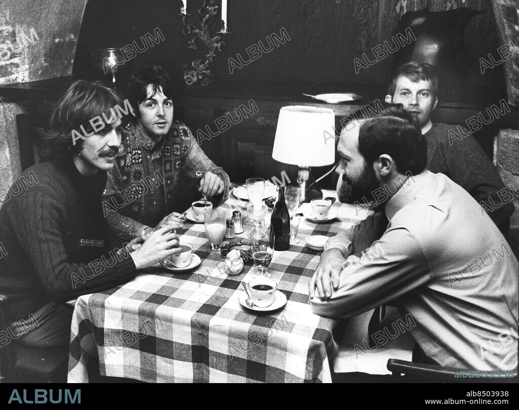 Malmö 1967-10-14. George Harrison (tv) och Paul McCartney i Beatles på Restaurang Tunneln i Malmö. Närmast kameran chauffören Claes Börje Eriksson och till höger i bakgrunden assistenten på Apple, Peter Brown. Foto Torbjörn Carlson / Sydsvenskan / SCANPIX. **OUT Kvällsposten, Skånska Dagbladet, Metro Skåne**. ***BETALBILD***.
