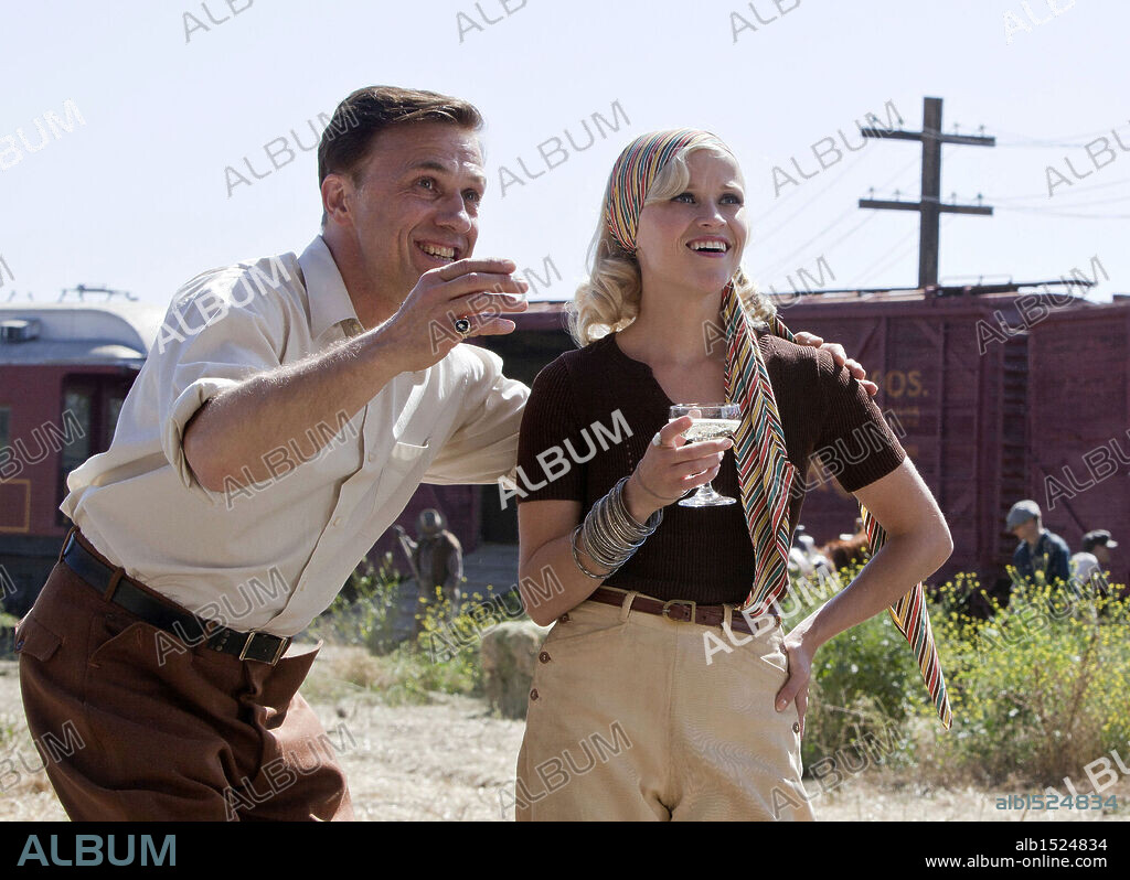 CHRISTOPH WALTZ y REESE WITHERSPOON en AGUA PARA ELEFANTES, 2011 (WATER FOR ELEPHANTS), dirigida por FRANCIS LAWRENCE. Copyright 3 ARTS ENTERTAINMENT.