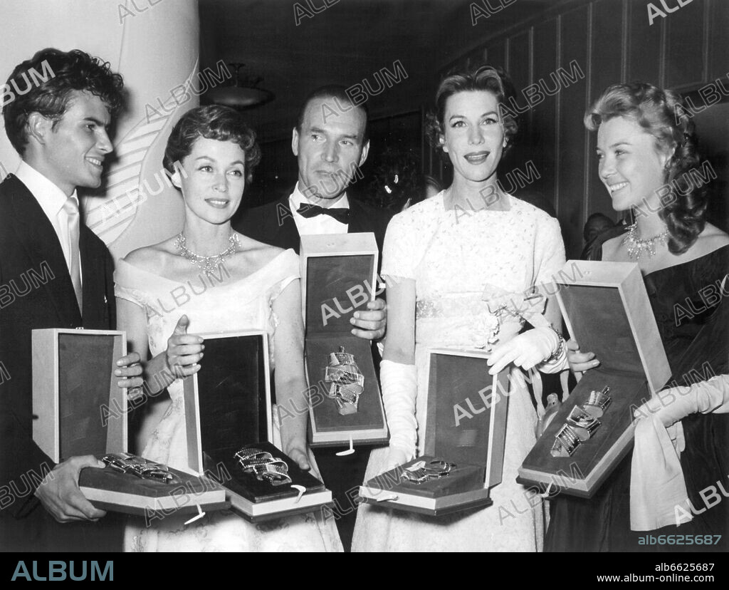 Adelheid Seeck, HORST BUCHHOLZ, Eva Kotthaus, Hotte Buchholz, Lili Palmer et WOLFGANG PREISS. Awardees (l-r) Horst Buchholz, Lili Palmer, Wolfgang Preiß, Adelheid Seeck and Eva Kotthaus present their award on the 22nd of June in 1956. 22/06/1956