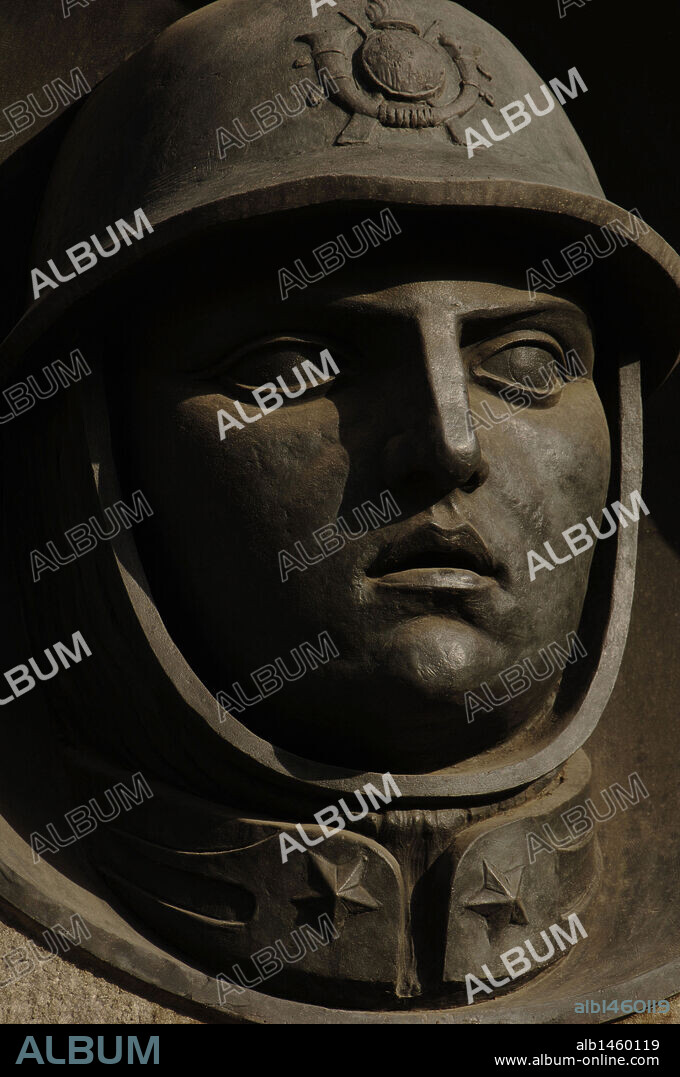 ITALIA. ROMA. MONUMENTO realizado en época de Benito Mussolini, en estilo fascista. Detalle de un relieve que representa a un rostro de un soldado italiano. Barrio de Nomentano.