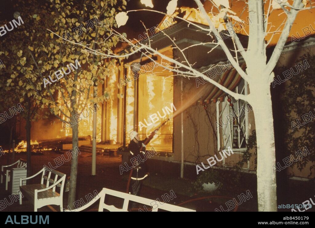 GÖTEBORG 1973-10-09. Konserthallen på Liseberg brinner ner *** Local Caption *** Låda: Krep-Liseberg. Foto: Kamerareportage / TT / Kod: 2524.