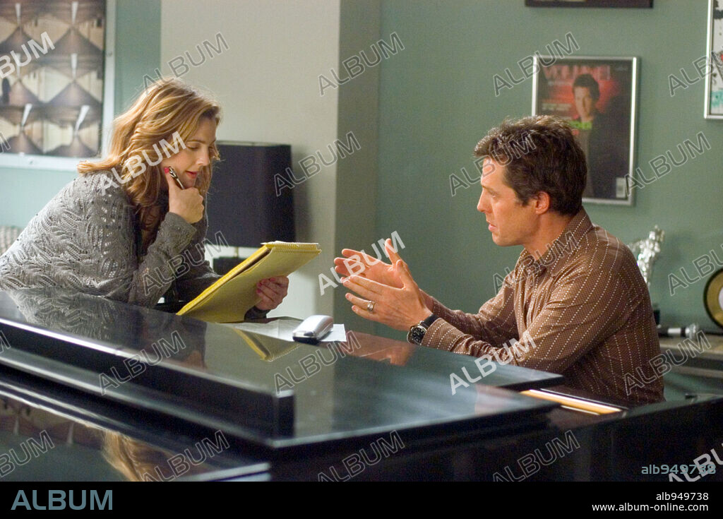 DREW BARRYMORE and HUGH GRANT in MUSIC AND LYRICS, 2007, directed by MARC LAWRENCE. Copyright WARNER BROS. / PAGE, GENE.