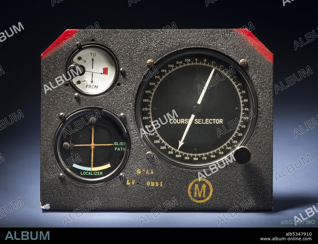 AIRCRAFT RADIO AND CONTROL COMPANY. 24.1cm long, 13cm wide, 19cm high; c. 1946-1966; to / from, glidepath, azimuth se.