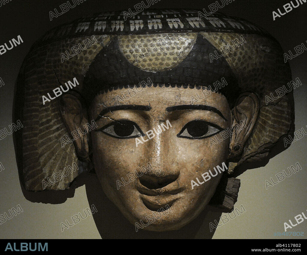 Máscara funeraria egipcia. Baja Epoca. 664-332 a.C. Madera policromada. Procedente de un féretro. Museo Arqueológico Nacional. Madrid. España.