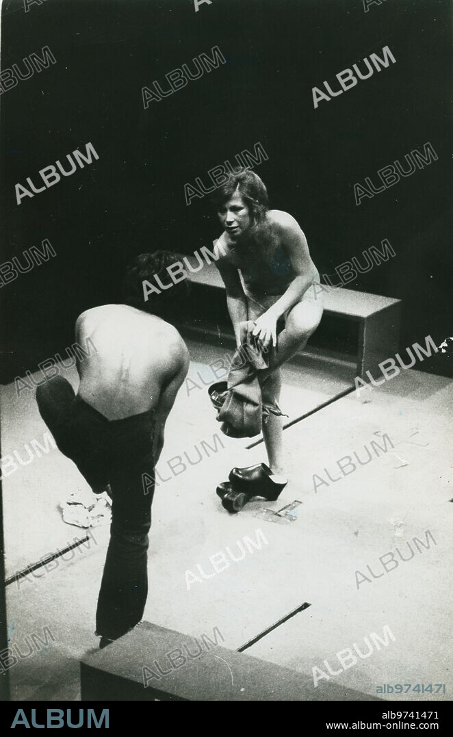 Madrid, octubre de 1975. Representación de la obra de Peter Shaffer «Equus», en el Teatro de la Comedia. En la imagen, Juan Ribó y María José Goyanes.