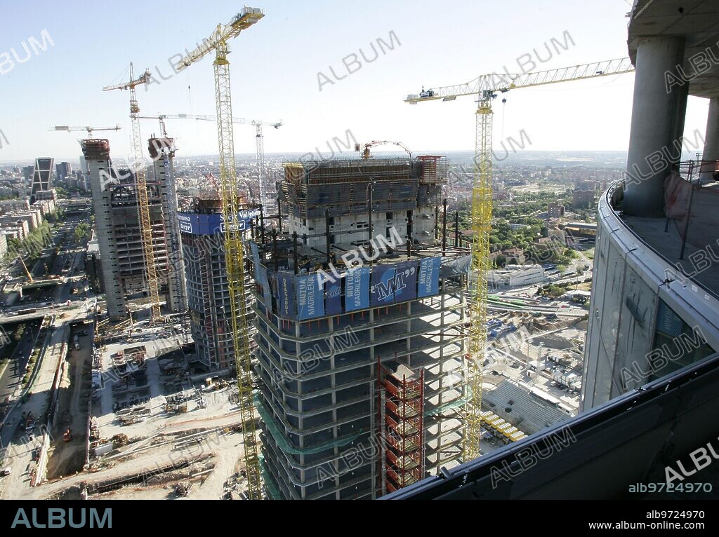 Madrid 29-8-06       Obras de la Torre "Espacio" Situada en la Antigüa ciudad Deportiva del real Madrid  ( paseo de la Castellana ).  Foto: Daniel G. Lopez            ....Archdc.