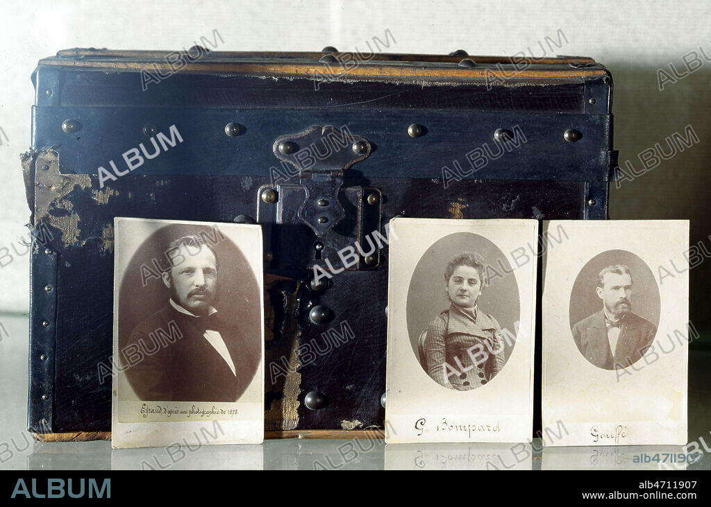 Affaire de la malle sanglante, ou affaire GOUFFE, avec devant la malle les portraits des protagonistes de cette affaire de faits-divers Gabrielle BOMPARD , M. GOUFFE, et M. EYRAUD . conserve au Musee et archives de la Prefecture de Police de Paris. Credit : Collection JEAN VIGNE/ KHARBINE-TAPABOR.
