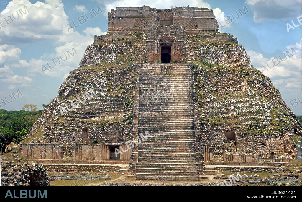 Fortune-Teller' Pyramid, built in Uxmal (Yucatán) to the 6th century.