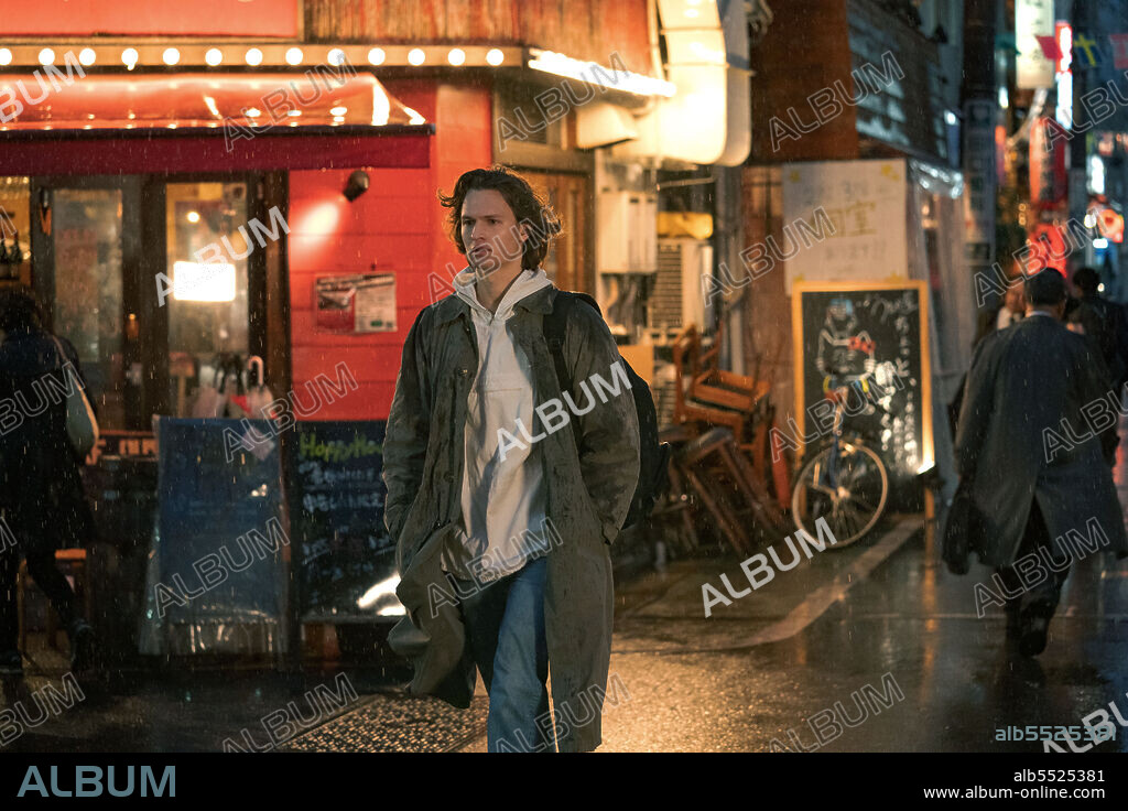 ANSEL ELGORT in TOKYO VICE, 2022, directed by ALAN POUL, JOSEF KUBOTA WLADYKA and MICHAEL MANN. Copyright Endeavor Content.