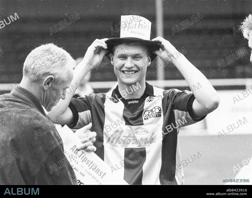 GÖTEBORG 1991-08-19.. Mr HattTrick Jan-Åke Enström - fotbollsspelare i BK Häcken. Till vänster ses Björn Nordqvist. *** Local Caption *** GP Foto: Pelle Lund / Kamerareportage / TT / Kod: 2524.