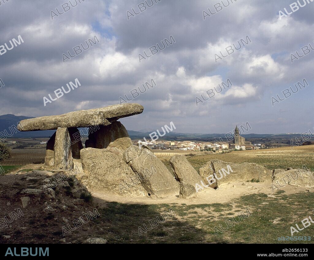 PREHISTORIA. ESPAÑA. DOLMEN DE LA CHABOLA DE LA HECHICERA, cercano a La Hoya. El Villar. Provincia de Alava. País Vasco.