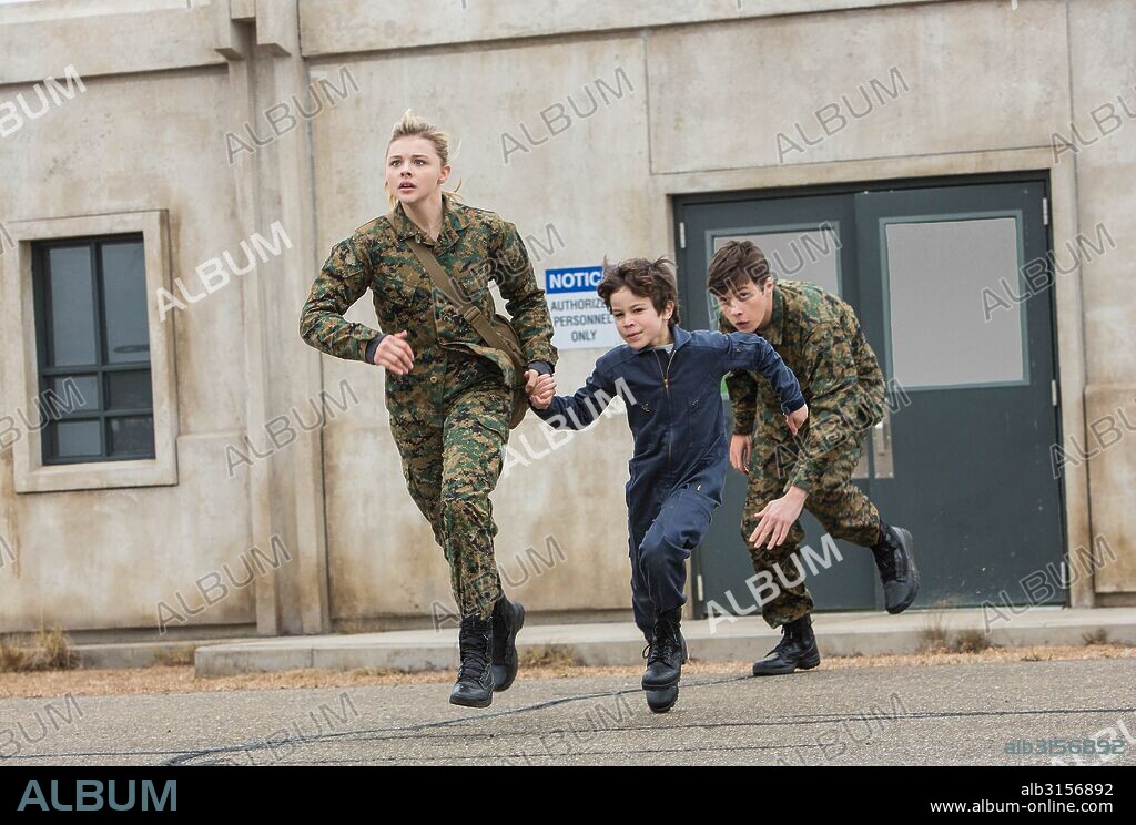 CHLOE GRACE MORETZ, NICK ROBINSON and ZACKARY ARTHUR in THE 5TH WAVE, 2016, directed by J BLAKESON. Copyright COLUMBIA PICTURES/GK FILMS/LSTAR CAPITAL/LIVING FILMS/MATERI.