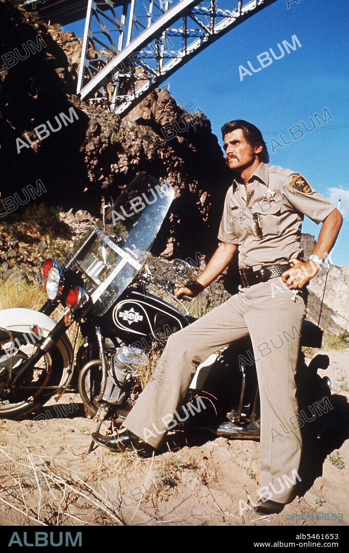 JAMES BROLIN en ASESINO INVISIBLE, 1977 (THE CAR), dirigida por ELLIOT SILVERSTEIN. Copyright UNIVERSAL PICTURES.