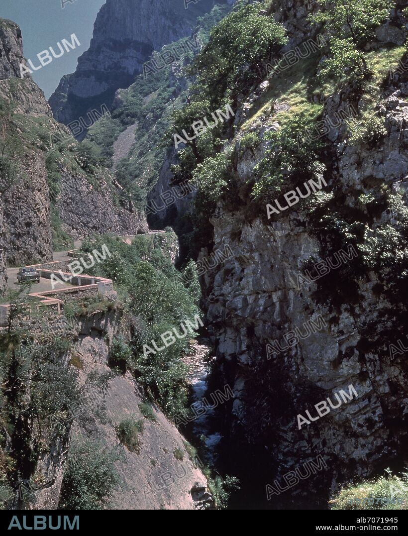 DESFILADERO DE LOS BEYOS - RIO SELLA.