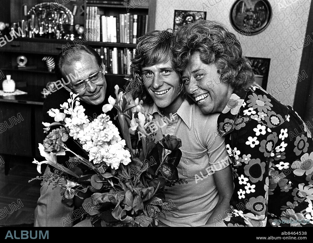 SÖDERTÄLJE 1974. Björn Borg på sin 18-årsdag med pappa Rune och mamma Margareta.. Foto Jacob Forsell / XP / SCANPIX Kod 14. **AFTONBLADET OUT**.
