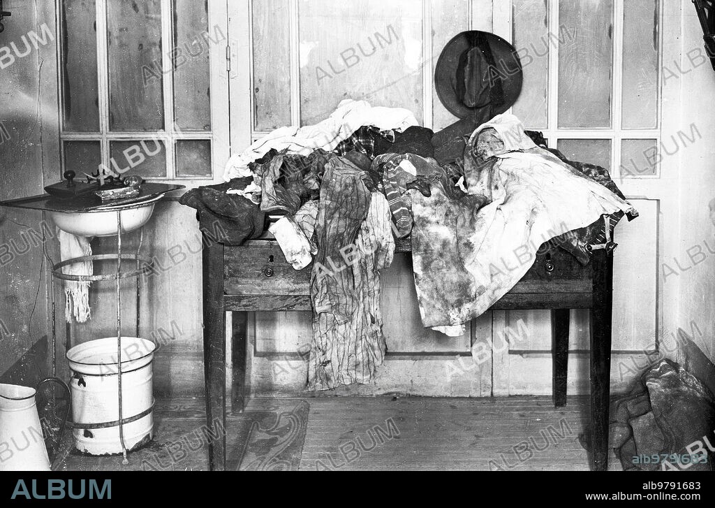 Madrid, September 1913. Murder of Rodrigo García Jalón. Clothes and effects that Mr. Jalón was wearing on the day of the crime. His body was found dismembered in some sewers. He was murdered by Captain Sánchez for economic reasons, and for this he had the collaboration of his daughter María Luisa, who attracted Mr. Jalón to her house through a love date. There the crime was committed.