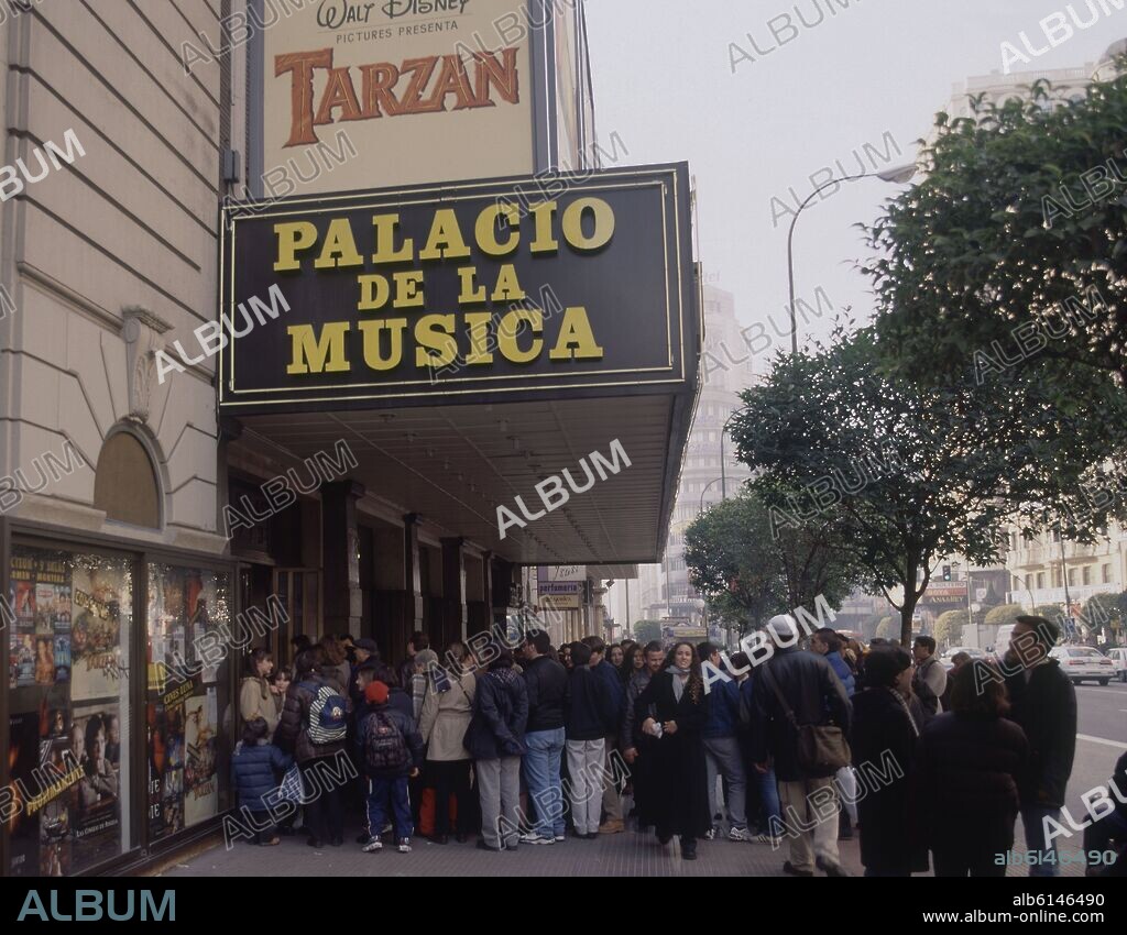 FILA DE GENTE ESPERANDO EN LA TAQUILLA DEL CINE PALACIO DE LA MUSICA SITUADO EN LA CALLE GRAN VIA NUMERO 35.