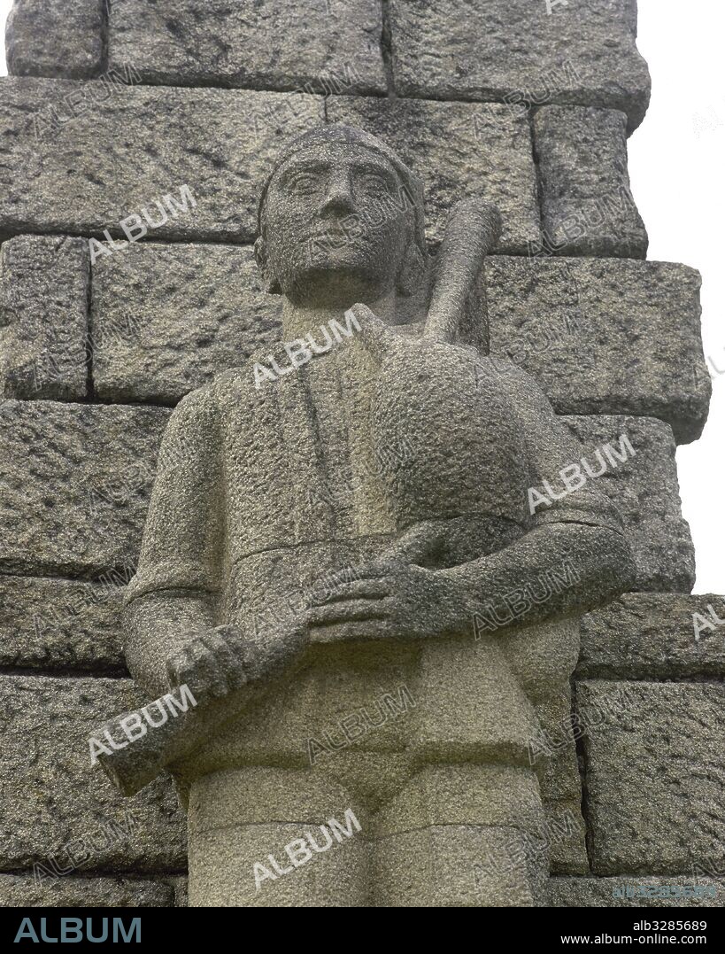Antonio Failde. Escultor gallego. "Monumento al Gaitero Gallego" (Monumento a O Gaiteiro Galego). Detalle. Realizado en piedra granítica, fue inaugurado en el año 1965. Está ubicado en el Monte de Santa Cruz. Ribadeo. Comarca de A Mariña Oriental. Provincia de Lugo. Galicia.