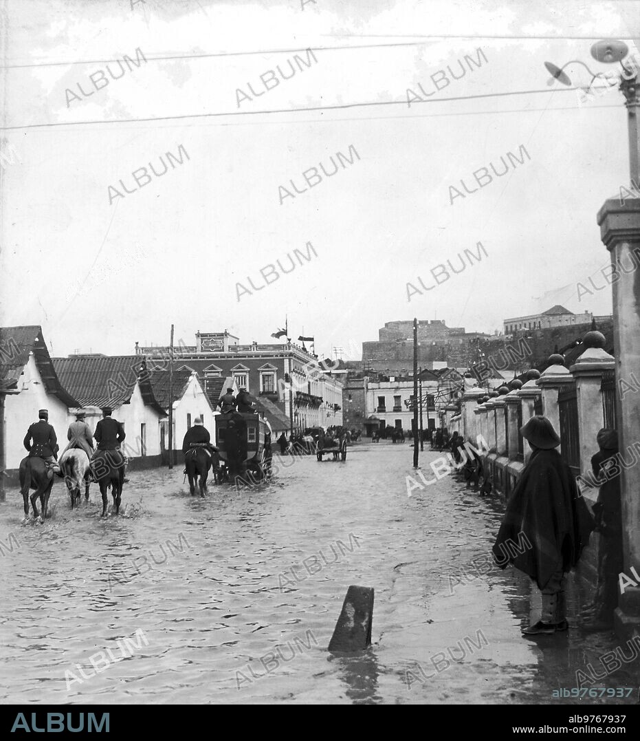 1911. El temporal de Aguas en Melilla. La inundación en la llamada Antigua puerta del Campo, vista desde el cuartel de Artillería.