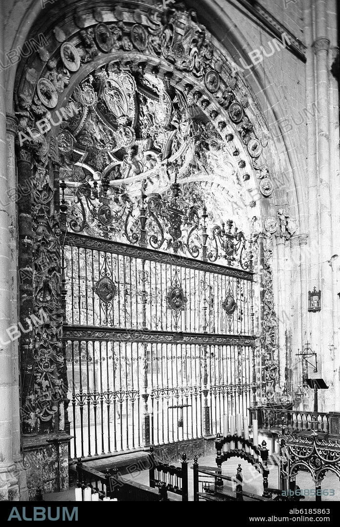 FRANCISCO MARTÍNEZ. REJA PLATERESCA DE LA CAPILLA DE LOS BENAVENTE - 1554 - FOTOGRAFIA EN BLANCO Y NEGRO - AÑOS 50.