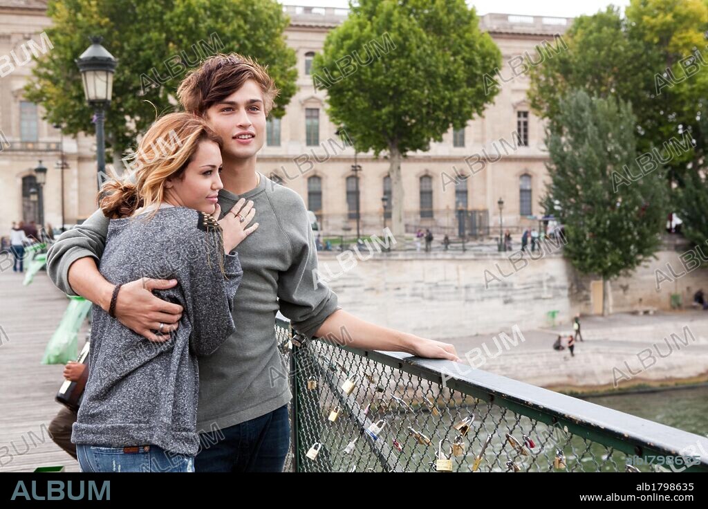 DOUGLAS BOOTH and MILEY CYRUS in LOL, 2012, directed by LISA AZUELOS. Copyright DOUBLE FEATURE FILMS.