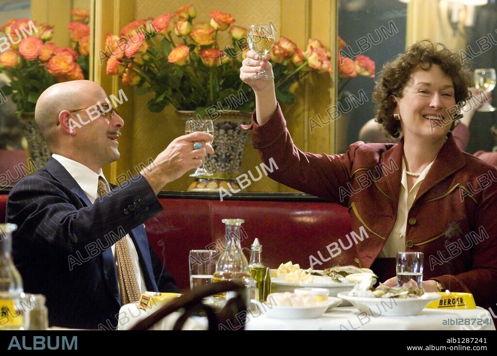MERYL STREEP and STANLEY TUCCI in JULIE & JULIA, 2009, directed by NORA EPHRON. Copyright SCOTT RUDIN PRODUCTIONS.