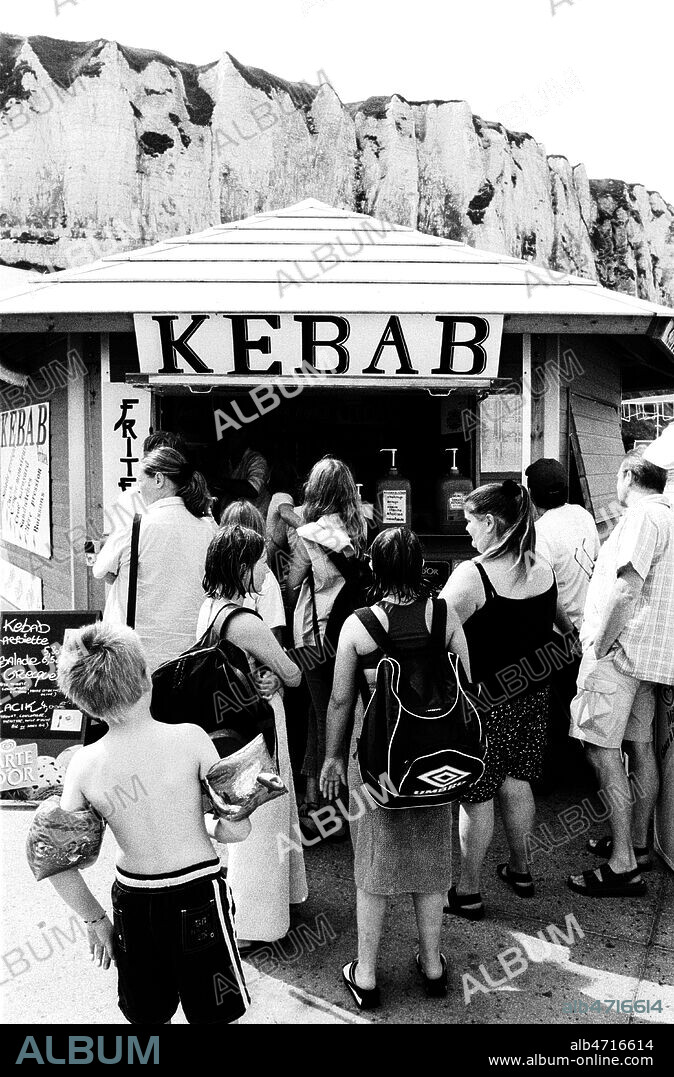 La queue devant une baraque a frites Kebab sur la plage en Normandie au TREPORT. Photo Francis CAMPIGLIA/Kharbine Tapabor.