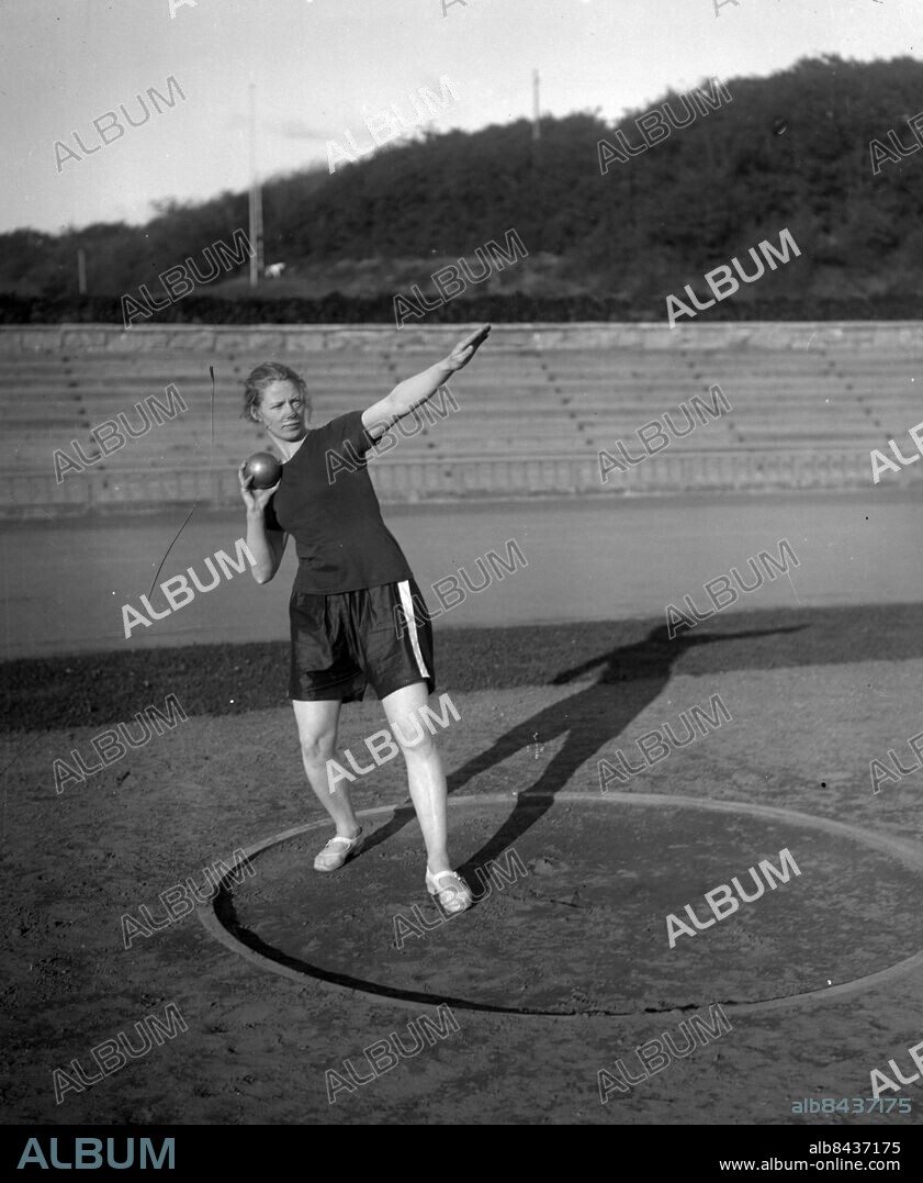 Göteborg- september 1925 - Friidrott Slottsskogsvallen - En kvinna stöter kula - kulstötning - *** Local Caption *** Låda GT 1925-03. KAMERAREPORTAGE.