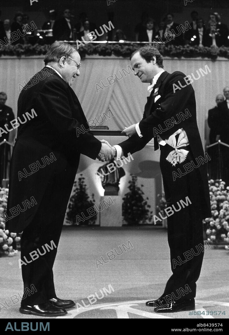 NOBEL PHYSICS 1981. Physics laureate Arthur Schawlow, USA receives his prize from the hands of his majesty king Carl XVI Gustaf of Sweden. Schawlow shares the prize with Nicolaas Bloembergen, USA and Kai M. Siegbahn., Sweden. Foto: Jan Collsiöö Kod: 1001 COPYRIGHT SCANPIX SWEDEN.