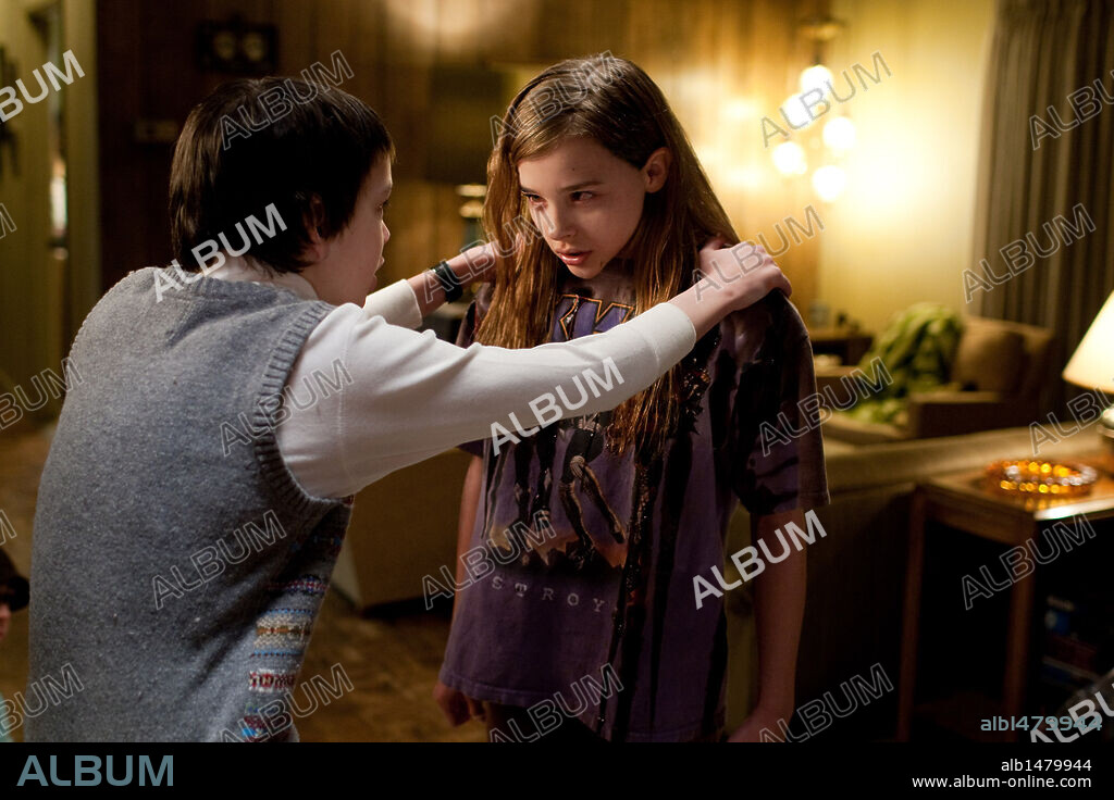 CHLOE GRACE MORETZ and KODI SMIT-MCPHEE in LET ME IN, 2010, directed by MATT REEVES. Copyright HAMMER FILM PRODUCTIONS / ADYANI, SAEED.