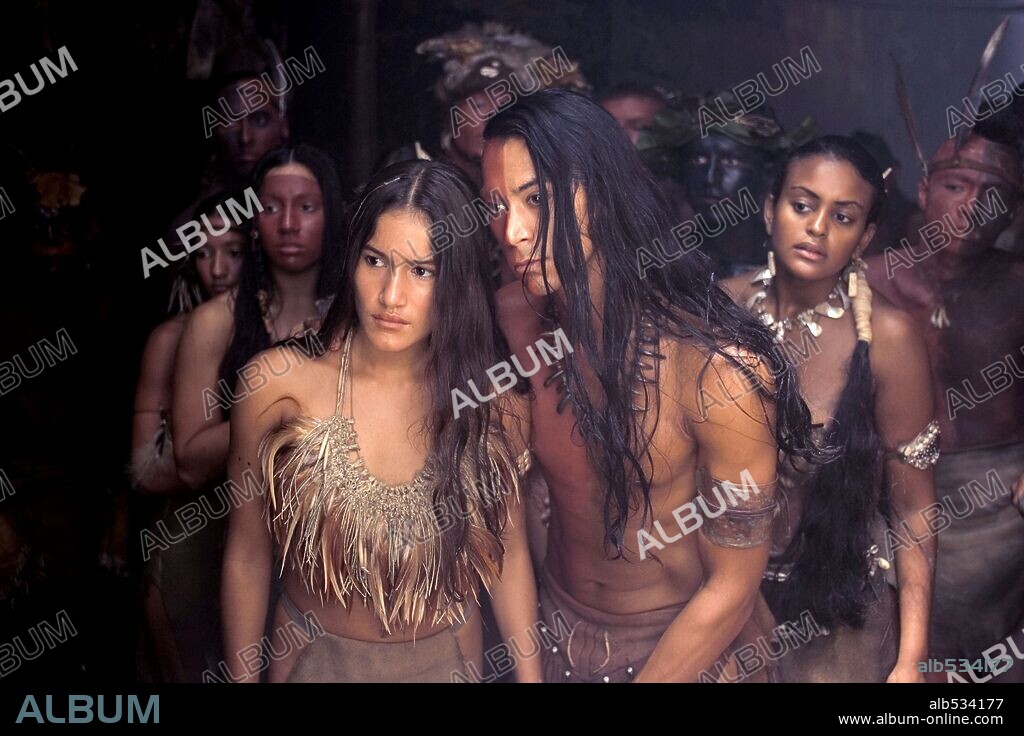 KALANI QUEYPO and Q'ORIANKA KILCHER in THE NEW WORLD, 2005, directed by TERRENCE MALICK. Copyright NEW LINE CINEMA / WALLACE, MERIE W.