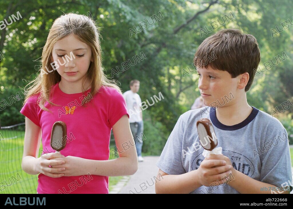 CHARLIE RAY and JOSH HUTCHERSON in LITTLE MANHATTAN, 2005, directed by MARK LEVIN. Copyright 20TH CENTURY FOX / BAILEY, K.C.
