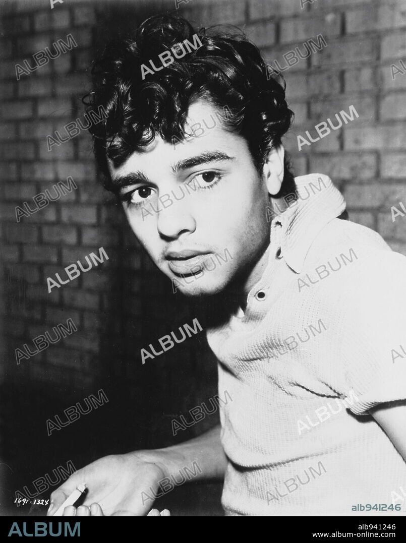 SAL MINEO en MARCADO POR EL ODIO, 1956 (SOMEBODY UP THERE LIKES ME), dirigida por ROBERT WISE. Copyright M.G.M.