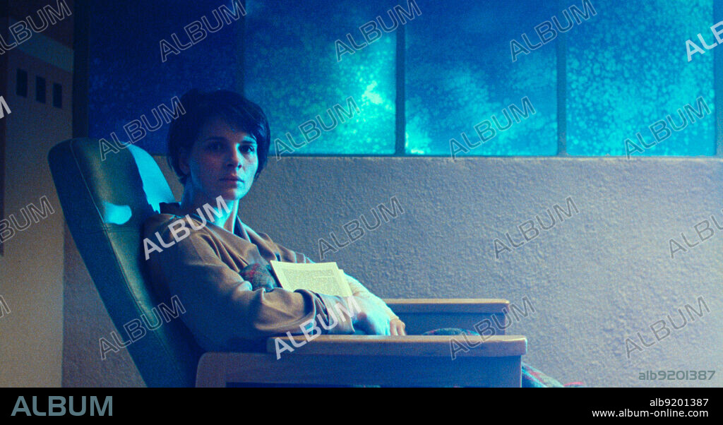 JULIETTE BINOCHE en TRES COLORES: AZUL, 1993 (TROIS COULEURS: BLEU), dirigida por KRZYSZTOF KIESLOWSKI. Copyright MK2/CED/FRANCE 3/CAB/TOR/CANAL +.