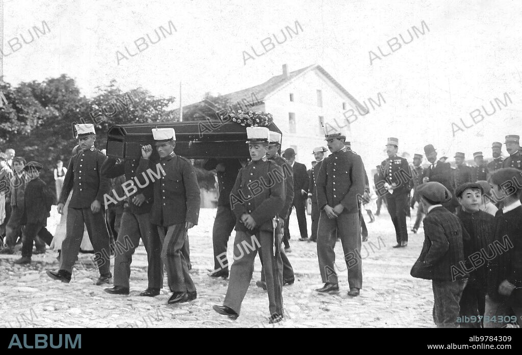 26 junio 1908. La Granja. Entierro de un Soldado. El cortejo fúnebre del soldado Antonio Mejía, Presidido por el jefe de la casa militar de S. M. El Rey, general Echagüe (X).