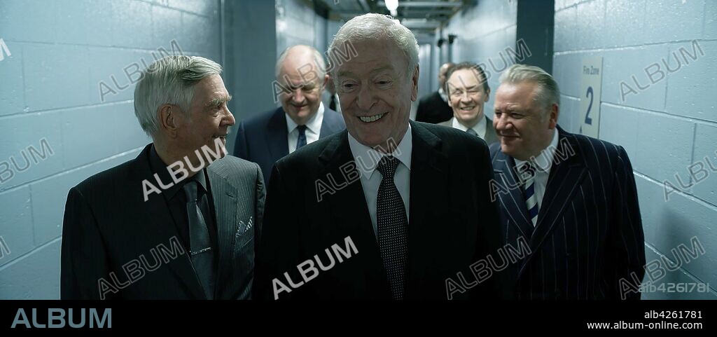 JIM BROADBENT, MICHAEL CAINE, PAUL WHITEHOUSE, RAY WINSTONE et TOM COURTENAY dans KING OF THIEVES, 2018, réalisé par JAMES MARSH. Copyright Working Title Films.