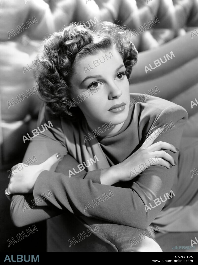 JUDY GARLAND in PRESENTING LILY MARS, 1943, directed by NORMAN TAUROG. Copyright M.G.M / CARPENTER, ERIC.