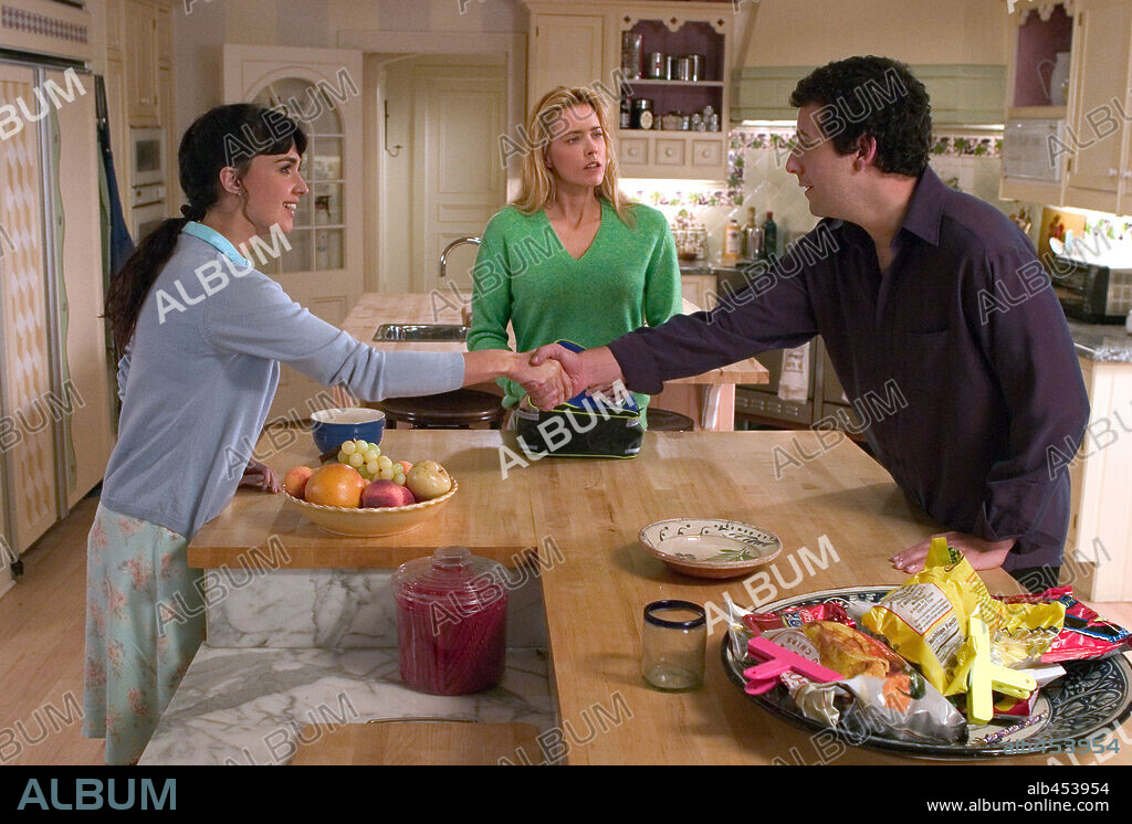 ADAM SANDLER, PAZ VEGA and TEA LEONI in SPANGLISH, 2004, directed by JAMES L. BROOKS. Copyright COLUMBIA PICTURES.