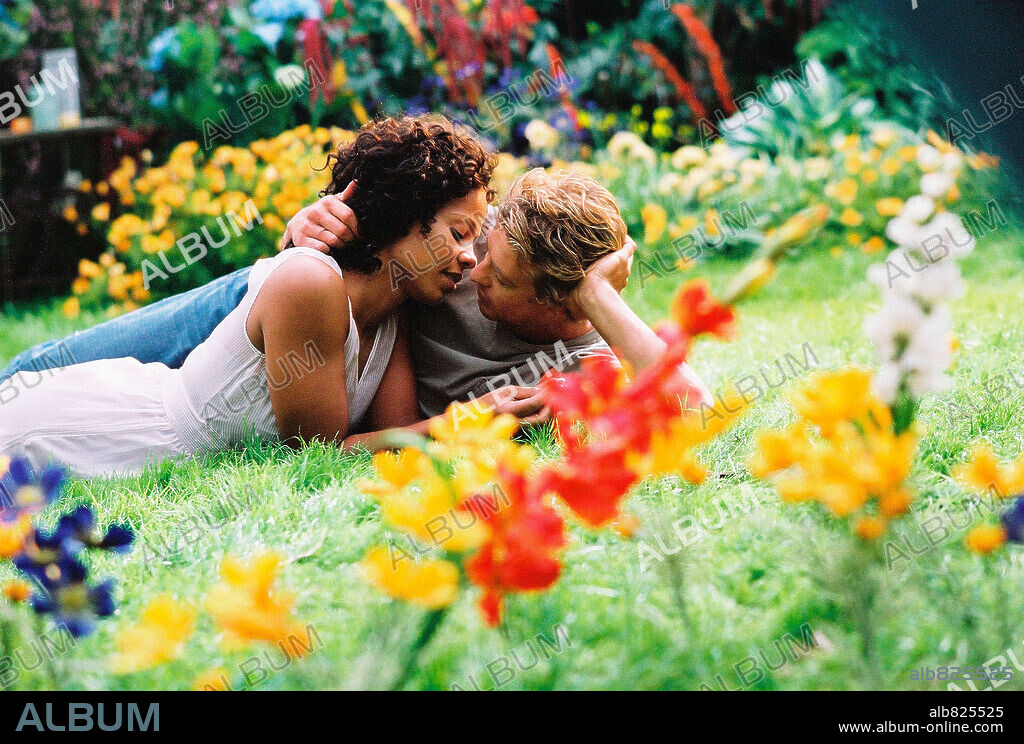 SANAA LATHAN y SIMON BAKER en SOMETHING NEW, 2006, dirigida por SANAA HAMRI. Copyright FOCUS FEATURES / BALDWIN, SIDNEY.