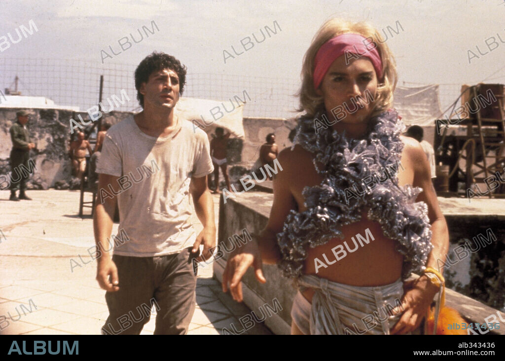 JAVIER BARDEM and JOHNNY DEPP in BEFORE NIGHT FALLS, 2000, directed by JULIAN SCHNABEL. Copyright GRANDVIEW PRODUCTIONS / DAZA, DANIEL.