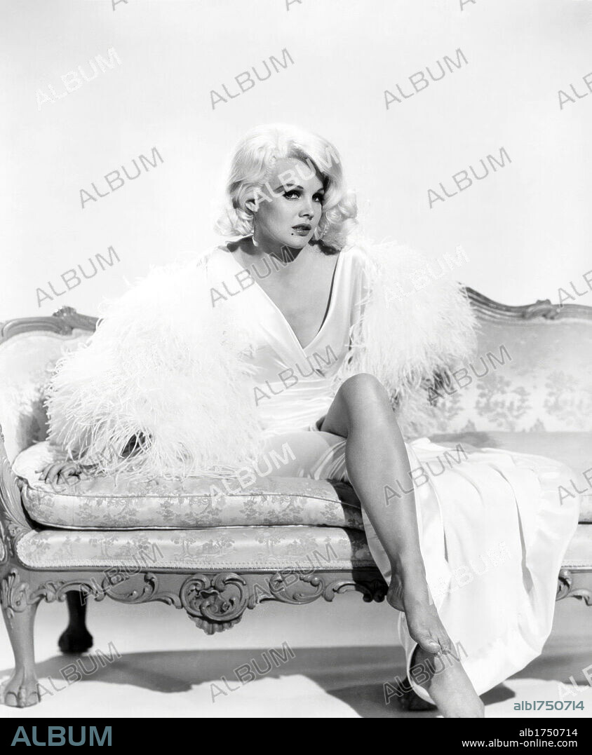 CARROLL BAKER in HARLOW, 1965, directed by GORDON DOUGLAS. Copyright PARAMOUNT PICTURES.
