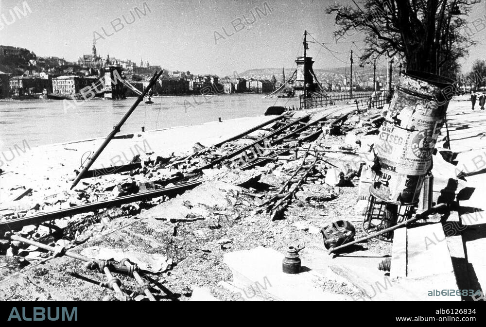 Budapest, 1945, Trümmer entlang der Donau.