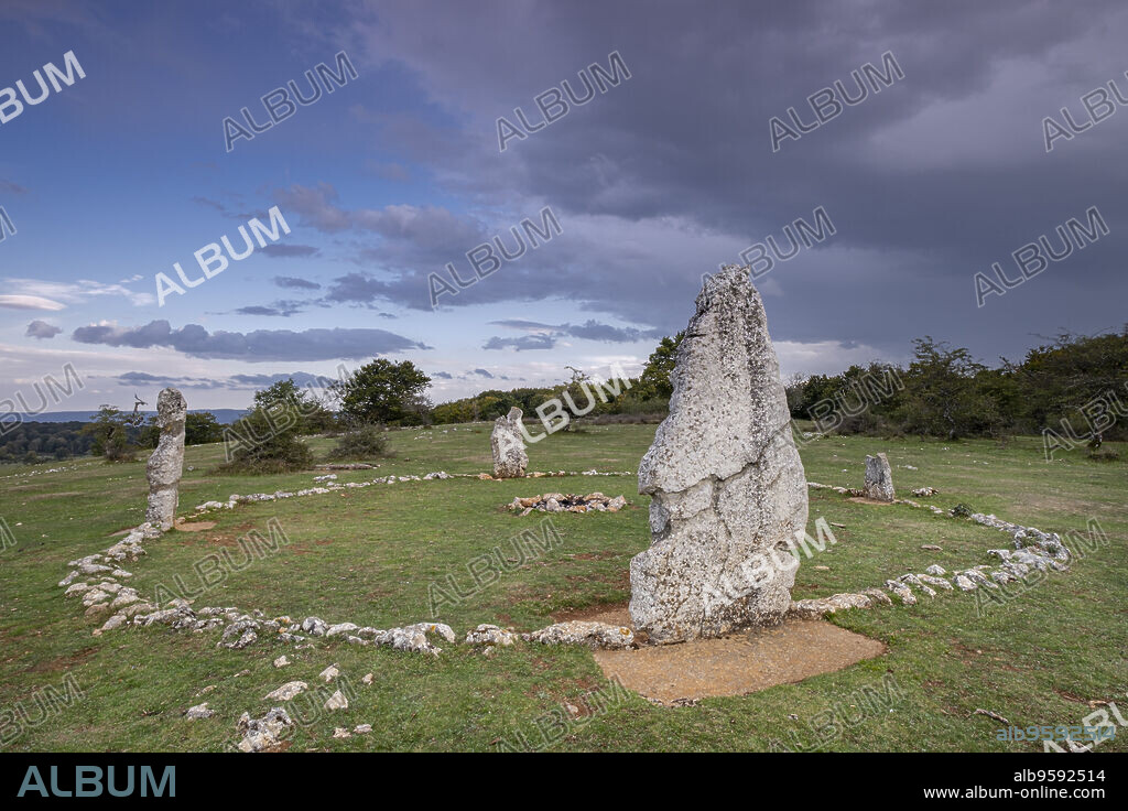 cromlech de Mendiluze, Parque Megalítico de Legaire, campas de Legaire , Álava, Pais Vasco, Spain.