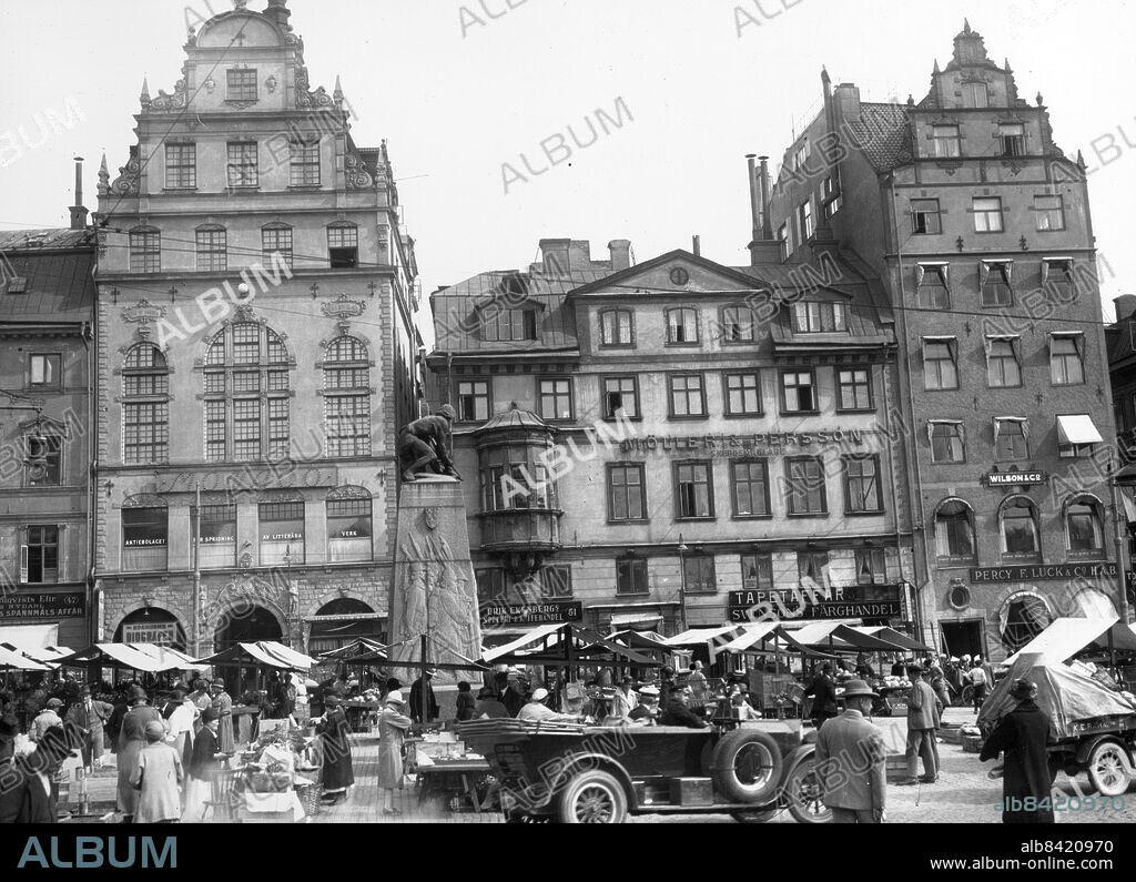 ARKIV 1929 . Kornhamnstorg i Gamla Stan med Christian Erikssons "Bågspännaren". Bilden publicerad i boken "Perspektiv på Stockholm". Foto: Pressens Bild / TT / Kod 194.